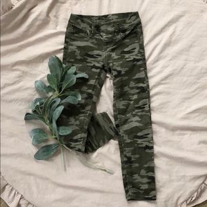 Little girls camo pants.